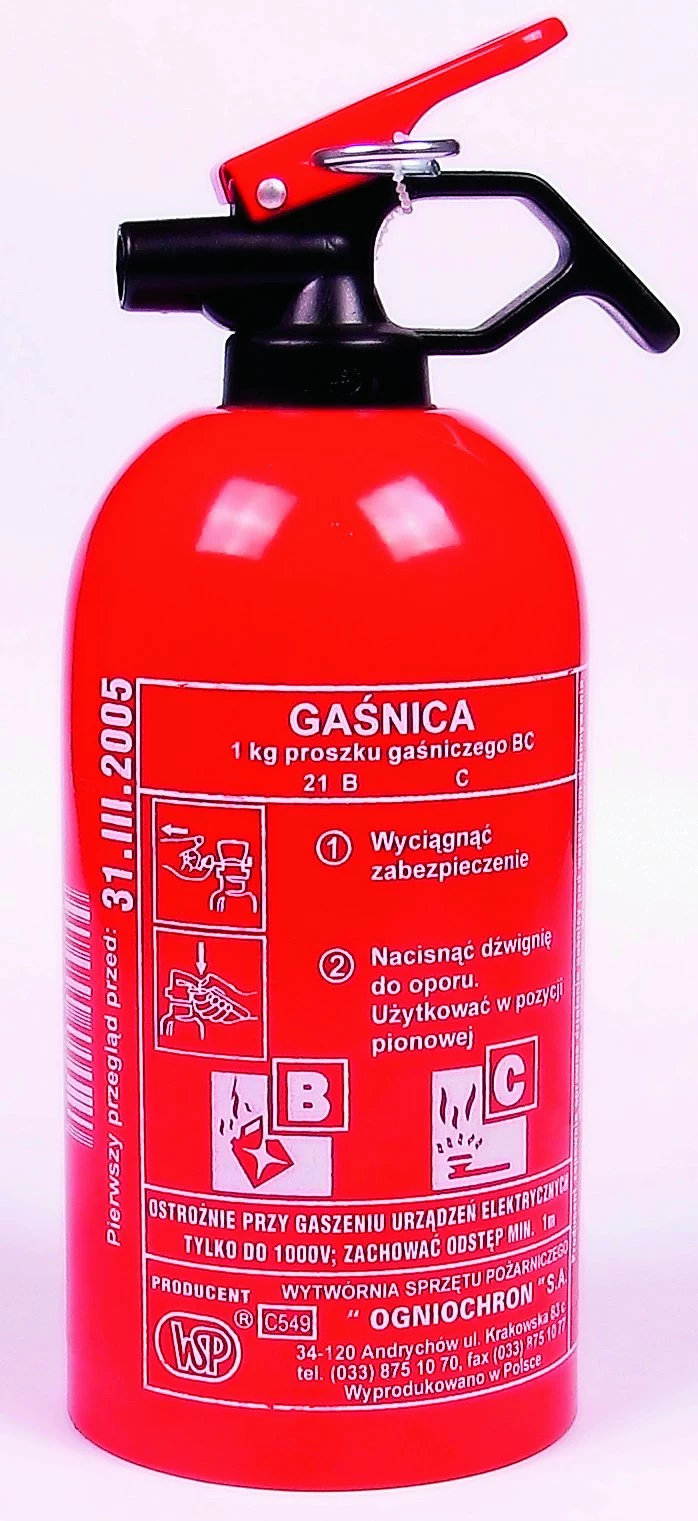 Gaśnica: samochód musi być wyposażony w gaśnicę „umieszczoną w miejscu łatwo dostępnym w razie potrzeby jej użycia”. Nie ma żadnych precyzyjnych wskazówek co do tego, czy gaśnica ma znajdować się w bagażniku czy w kabinie auta. Przepisy nie mówią też, czy można przewozić ją luzem, czy powinna zostać zamontowana np. za pomocą zaczepów. Nie przewidziano też mandatu za „brak ważności” gaśnicy, ale warto ją legalizować, aby mieć pewność co do tego, że zadziała. Gaśnica: samochód musi być wyposażony w gaśnicę „umieszczoną w miejscu łatwo dostępnym w razie potrzeby jej użycia”. Nie ma żadnych precyzyjnych wskazówek co do tego, czy gaśnica ma znajdować się w bagażniku czy w kabinie auta. Przepisy nie mówią też, czy można przewozić ją luzem, czy powinna zostać zamontowana np. za pomocą zaczepów. Nie przewidziano też mandatu za „brak ważności” gaśnicy, ale warto ją legalizować, aby mieć pewność co do tego, że zadziała.
