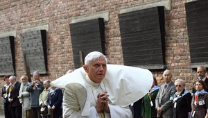 Benedykt XVI podczas wizyty w Auschwitz-Birkenau