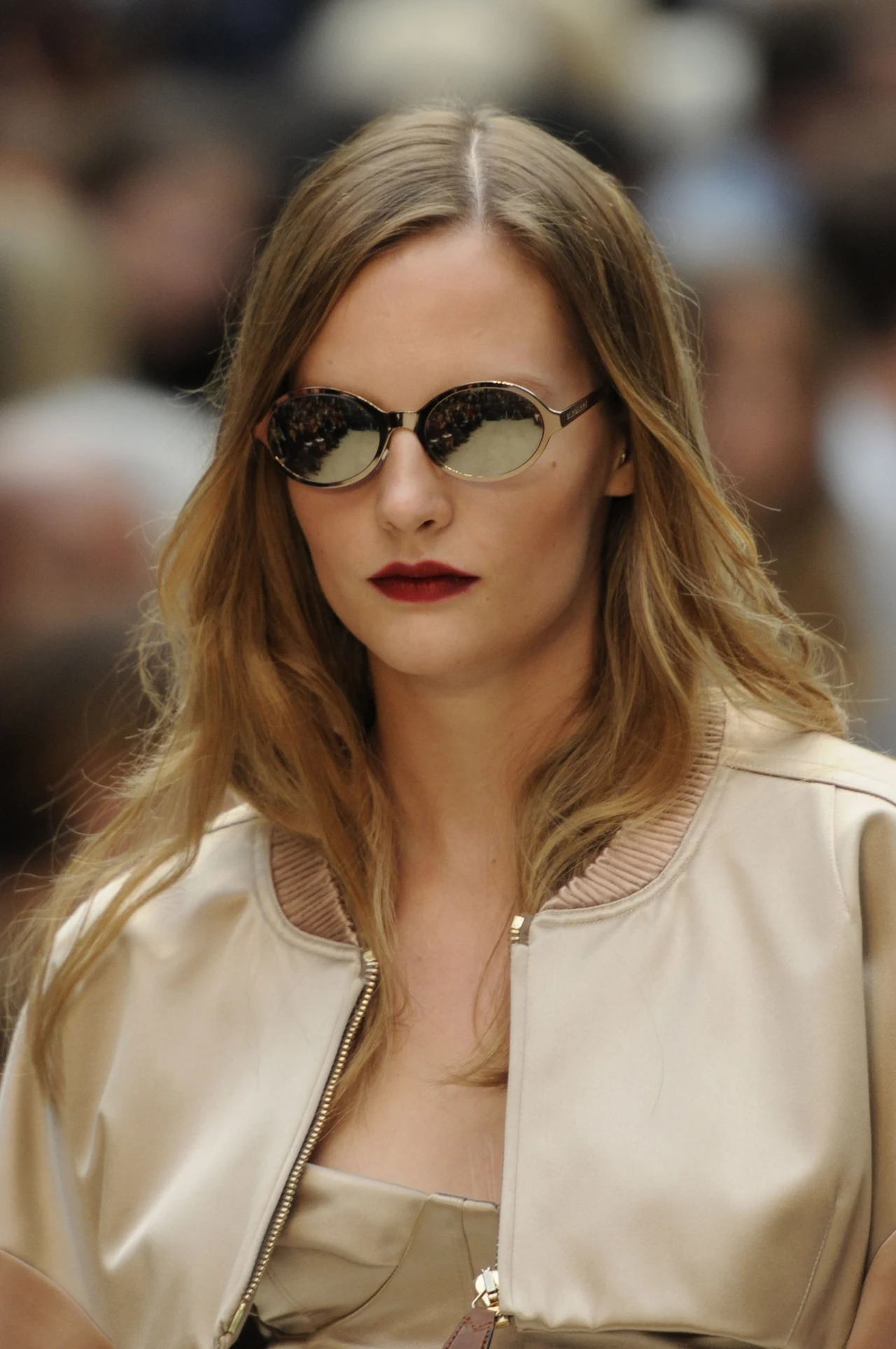 Okulary przeciwsłoneczne na pokazie Burberry - można się w nich przejrzeć Okulary przeciwsłoneczne na pokazie Burberry - można się w nich przejrzeć