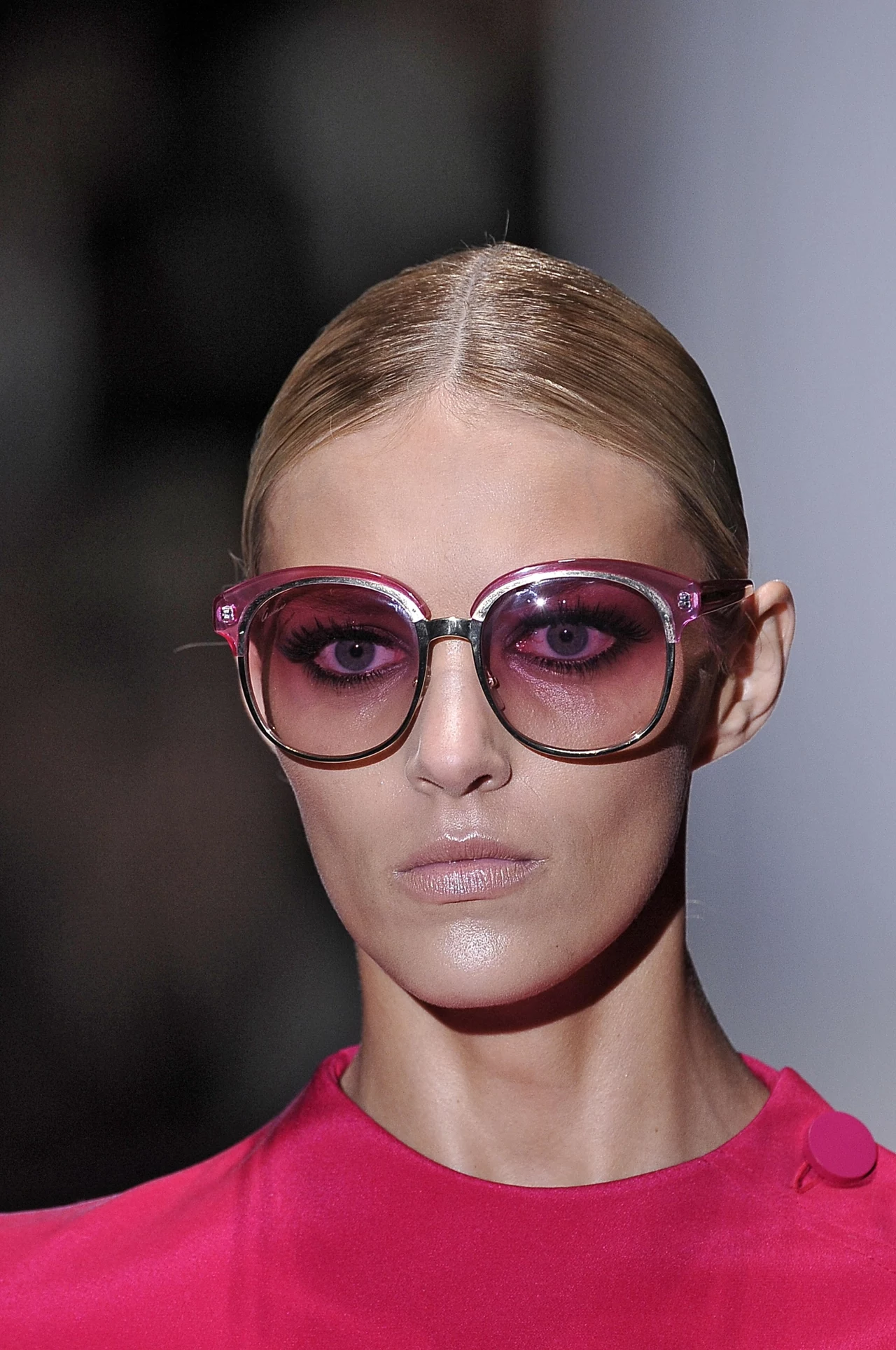 Okulary przeciwsłoneczne na pokazie Gucci - ogromne, dobrane kolorystycznie do ubrania Okulary przeciwsłoneczne na pokazie Gucci - ogromne, dobrane kolorystycznie do ubrania