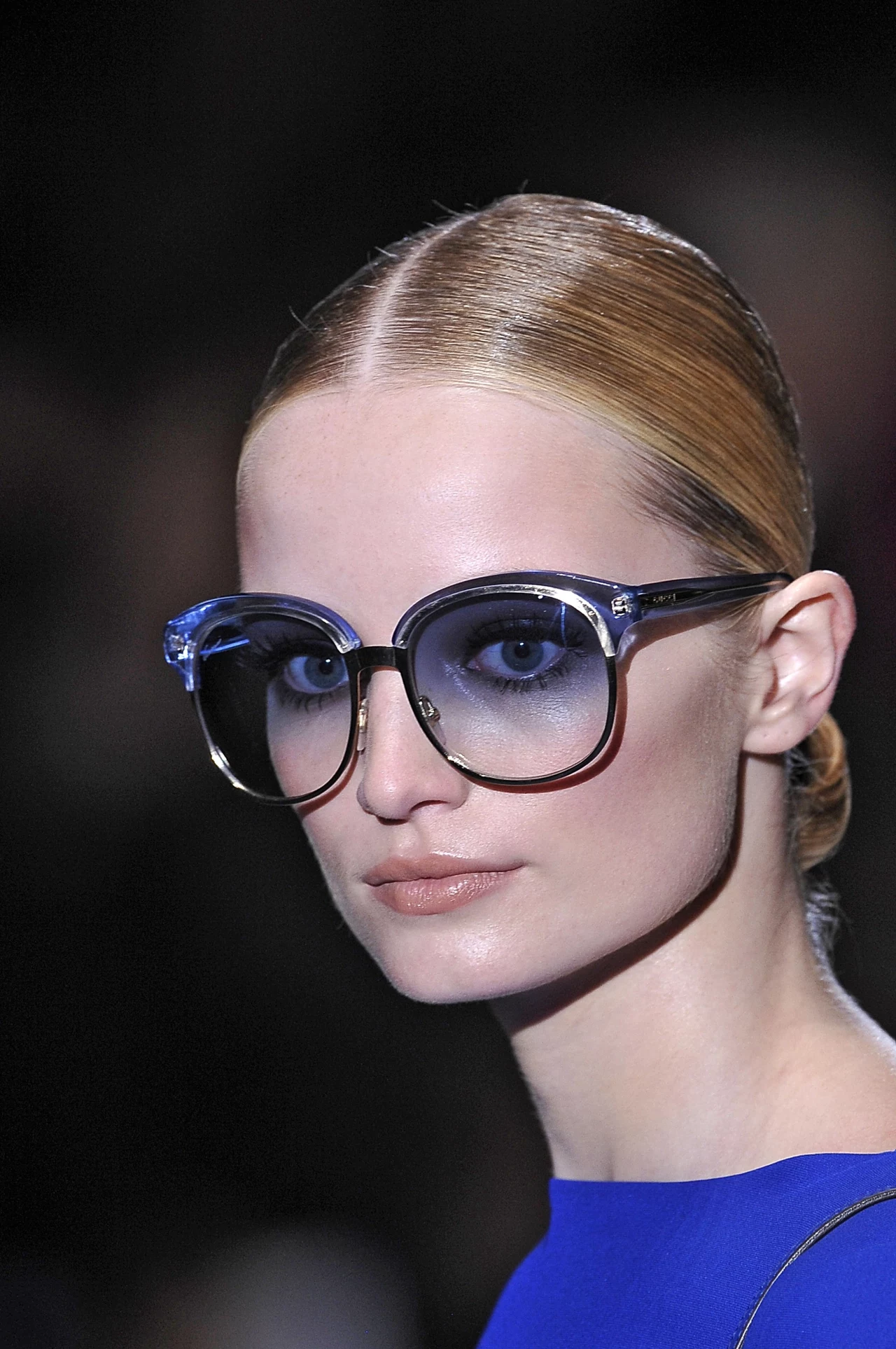 Okulary przeciwsłoneczne na pokazie Gucci - ogromne, dobrane kolorystycznie do ubrania Okulary przeciwsłoneczne na pokazie Gucci - ogromne, dobrane kolorystycznie do ubrania