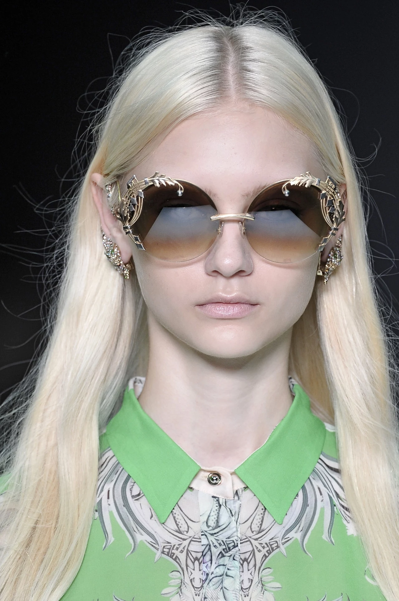 Okulary na pokazie Roberto Cavalli - ogromne z biżuteryjną oprawką Okulary na pokazie Roberto Cavalli - ogromne z biżuteryjną oprawką