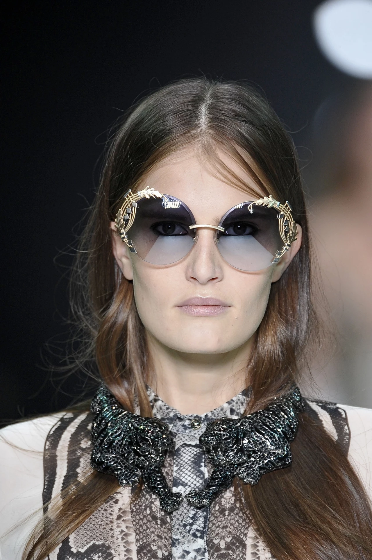 Okulary na pokazie Roberto Cavalli - ogromne z biżuteryjną oprawką Okulary na pokazie Roberto Cavalli - ogromne z biżuteryjną oprawką
