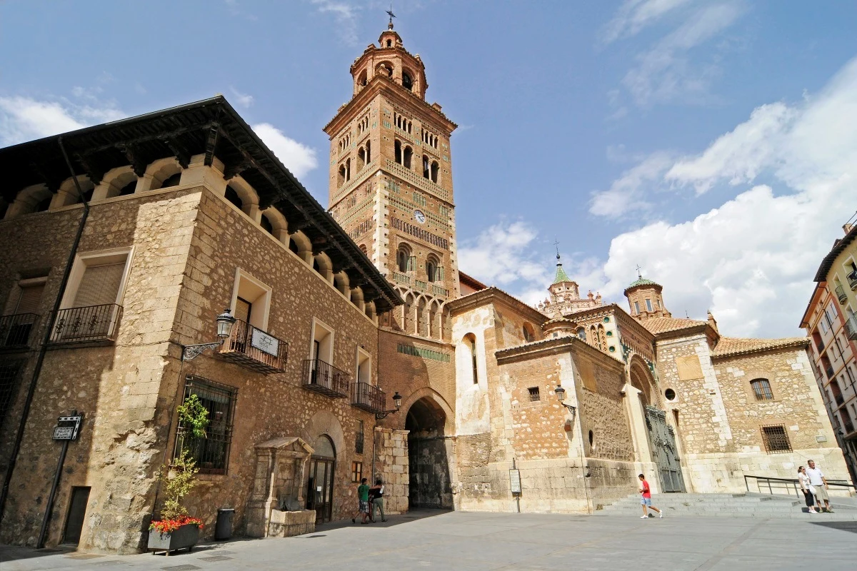 Teruel zasłynęło dzięki historii równie romantycznej jak losy Romea i Julii. Ale to miasto ma w zanadrzu dużo więcej atutów Teruel zasłynęło dzięki historii równie romantycznej jak losy Romea i Julii. Ale to miasto ma w zanadrzu dużo więcej atutów