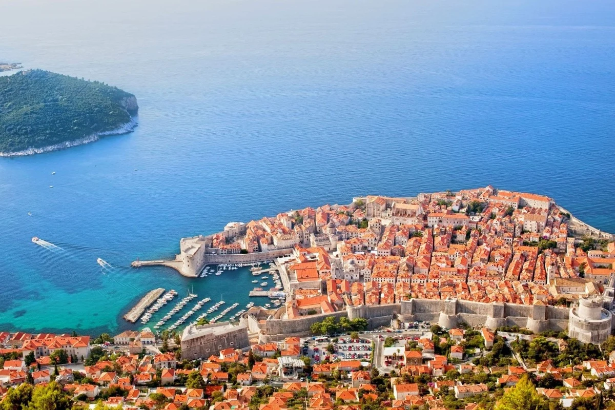 Dubrownik to miejsce chętnie odwiedzane także przez Polaków. Wybierając się tam, lepiej uważać na upały. 