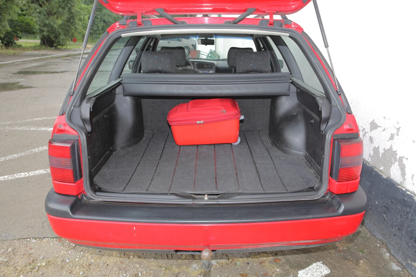 Bagażnik: 465l. Szkoda tylko, że do wymiany amortyzatorów trzeba rozbierać „boczki tapicerki”, co jest kłopotliwe. Bagażnik: 465l. Szkoda tylko, że do wymiany amortyzatorów trzeba rozbierać „boczki tapicerki”, co jest kłopotliwe.