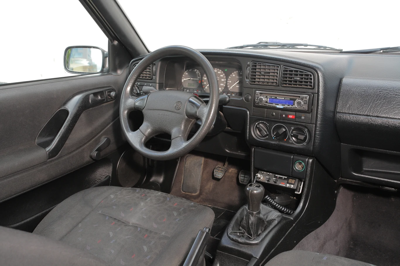 Jak na 15 lat, prezentowany samochód ma relatywnie niski przebieg. Materiały tapicerskie wnętrza wytrzymają nawet drugie tyle. Stan kierownicy i nakładek na pedałach jest wciąż idealny. Jak na 15 lat, prezentowany samochód ma relatywnie niski przebieg. Materiały tapicerskie wnętrza wytrzymają nawet drugie tyle. Stan kierownicy i nakładek na pedałach jest wciąż idealny.