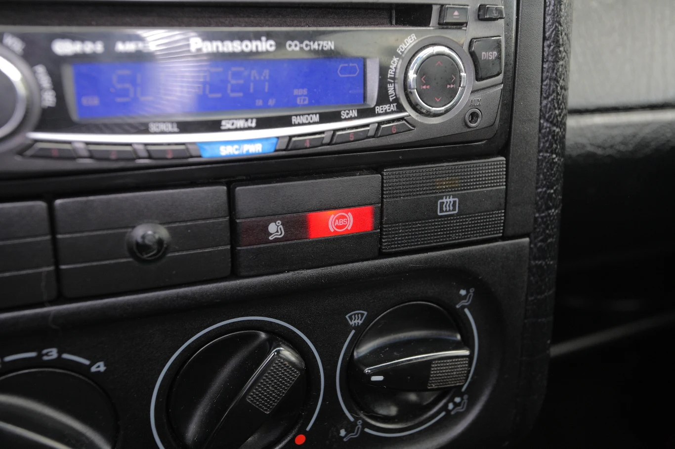 Przełącznik? Nie, to oryginalna kontrolka poduszek i ABS. Przełącznik? Nie, to oryginalna kontrolka poduszek i ABS.