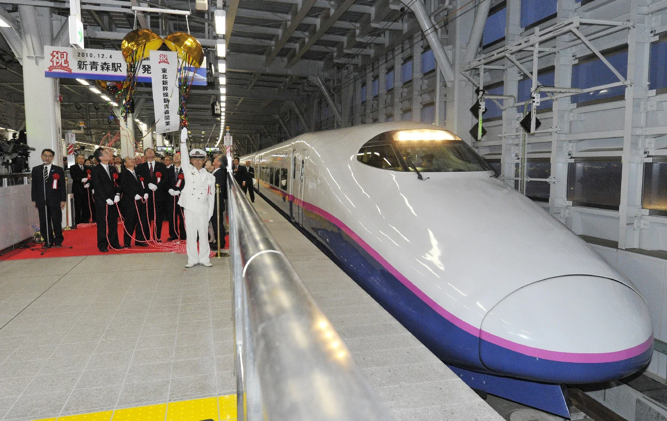 Japoński Shinkansen - dzisiaj te pociągi jeżdżą z prędkością 300 km/h. Japonia uważana jest zresztą za kolebkę superszybkich pociągów