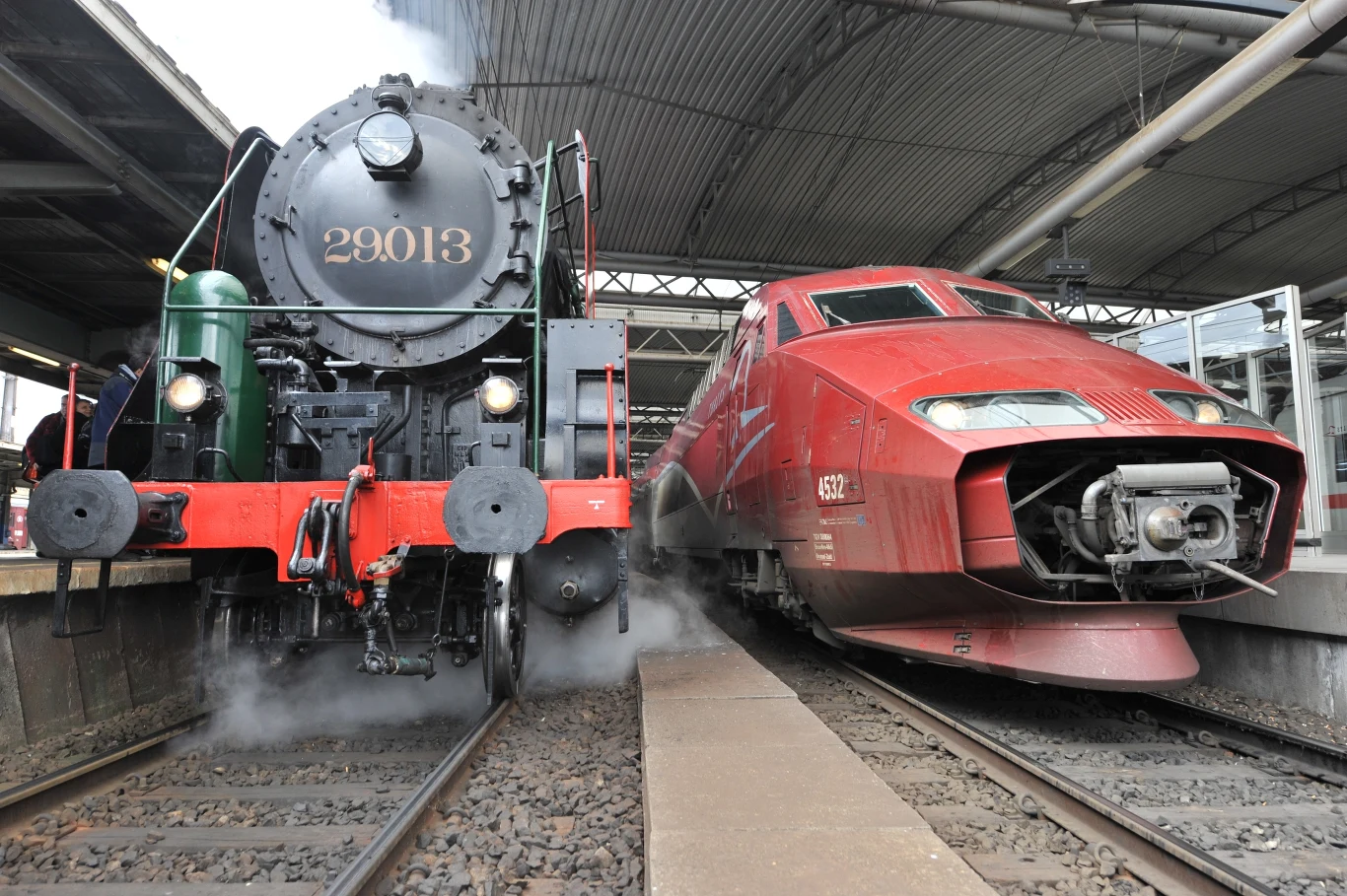 Pociąg przewoźnika Thalys obok lokomotywy z 1940 roku