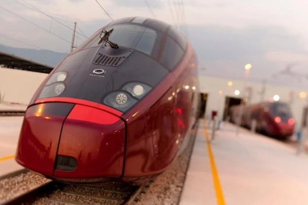 Włoski pociąg Italo. Za produkcję maszyny odpowiada Alstom, ale wygląd jest wspólnym dziełem szefa francuskiego SNCF i prezesa Ferrari - Luca Cordero di Montezemolo. Na trasie ma się rozpędzić do 360 km/h
