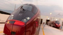 Włoski pociąg Italo. Za produkcję maszyny odpowiada Alstom, ale wygląd jest wspólnym dziełem szefa francuskiego SNCF i prezesa Ferrari - Luca Cordero di Montezemolo. Na trasie ma się rozpędzić do 360 km/h