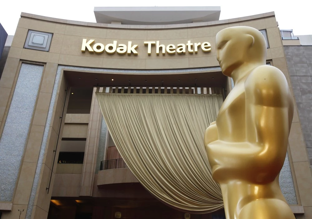 Wejścia do Dolby Theatre, gdzie odbywa się oscarowa ceremonia, pilnuje tłum ochroniarzy i szpaler statuetek w rozmiarze „king size”