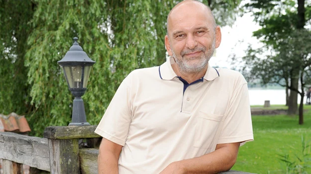 Wroński z serialu „Nad rozlewiskiem" jest wziętym rzeźbiarzem. A on? – Gdzież tam! Ja w życiu dłuta w ręku nie miałem! Dostaję gotowce – śmieje się Mariusz Czajka. Wroński z serialu „Nad rozlewiskiem" jest wziętym rzeźbiarzem. A on? – Gdzież tam! Ja w życiu dłuta w ręku nie miałem! Dostaję gotowce – śmieje się Mariusz Czajka.