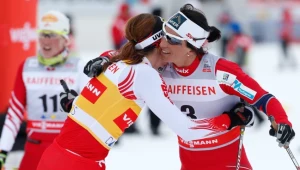 Marit Bjoergen z (prawej) gratuluje Justynie Kowalczyk