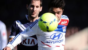 Obrońca Bordeaux Florian Marange (z lewej) i Clement Grenier z Olympique
