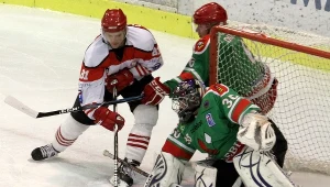 Leszek Laszkiewicz (L) z Cracovii oraz Kamil Duszak (C) i bramkarz Bartłomiej Nowak (P) z Zagłębia 