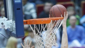 Koszykarz Trefla Sopot Adam Waczyński (P) blokowany przez Krzysztofa Szubargę (L) z Anwilu Włocławek