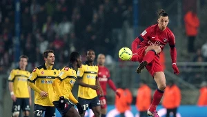 Gwiazda PSG Zlatan Ibrahimović w starciu z piłkarzami Sochaux