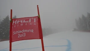 Organizatorzy kilkukrotnie wstrzymywali slalom gigant kobiet w Schladming