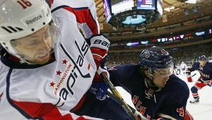 Michael Del Zotto z New York Rangers i Eric Fehr z Washington Capitals