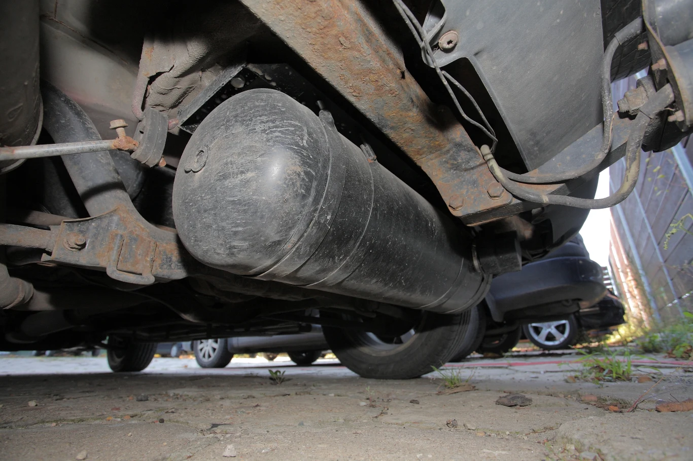 Ten sposób podwieszenia butli z gazem zasługuje na krytykę. Uwaga na takie auta. Ten sposób podwieszenia butli z gazem zasługuje na krytykę. Uwaga na takie auta.