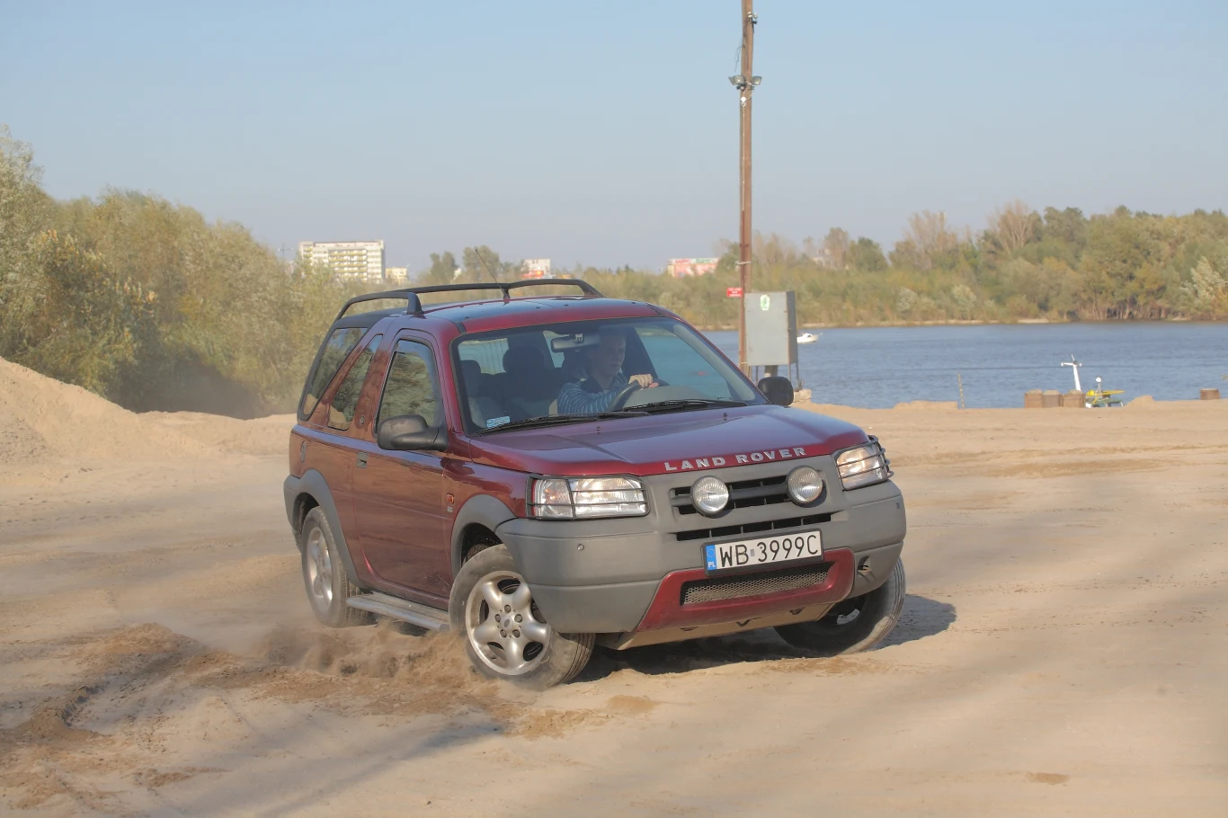 Land Rover Freelander I jest jednym z pierwszych popularnych samochodów wykorzystujących dołączany napęd na koła tylne. Land Rover Freelander I jest jednym z pierwszych popularnych samochodów wykorzystujących dołączany napęd na koła tylne.