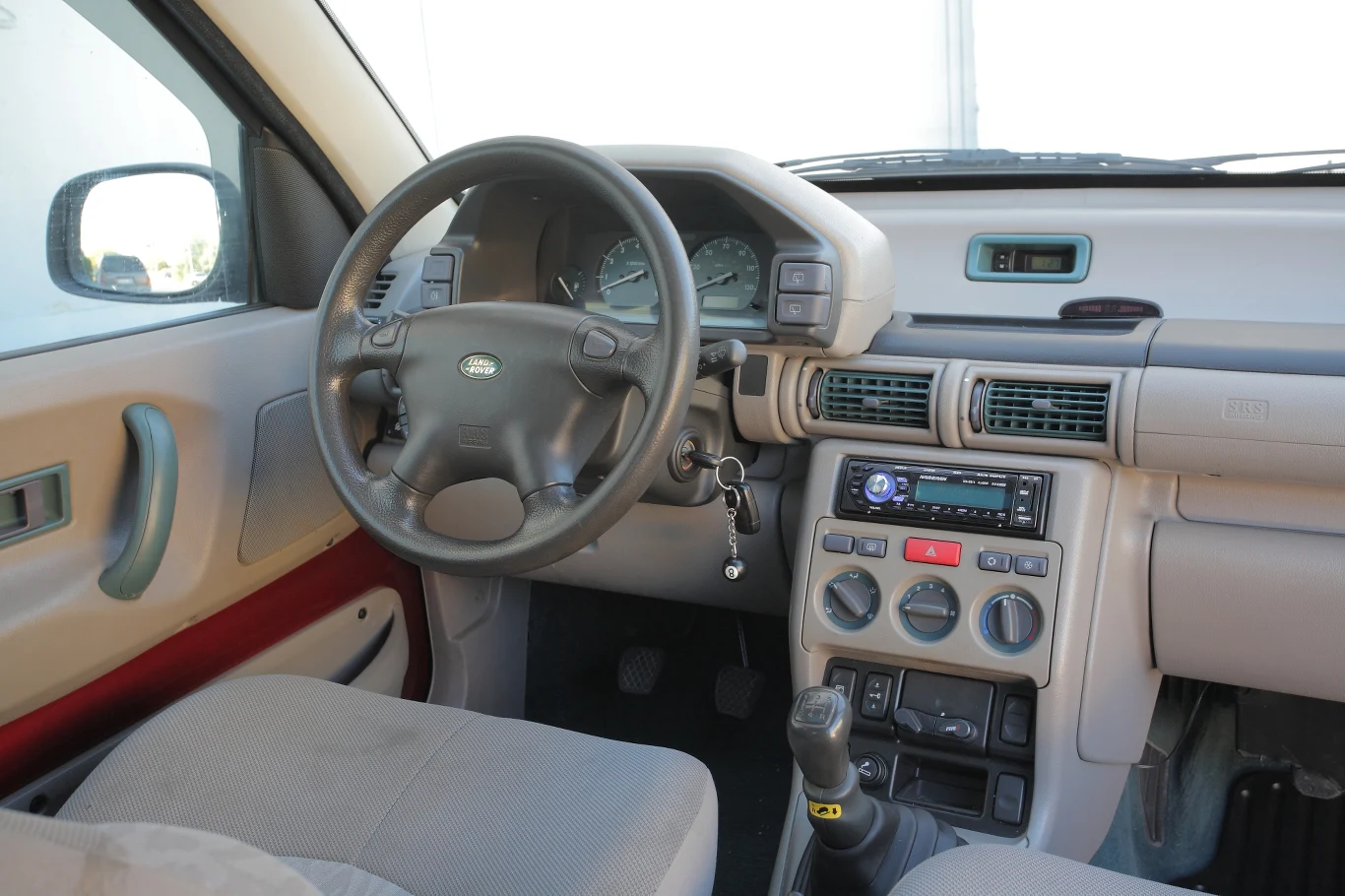 Wnętrze jest bardzo praktyczne, ale przeciętnie wykonane. Drażnią skrzypiące plastiki, złe pasowanie poszczególnych elementów. Drzwi są tylko częściowo osłonięte tapicerką. Wnętrze jest bardzo praktyczne, ale przeciętnie wykonane. Drażnią skrzypiące plastiki, złe pasowanie poszczególnych elementów. Drzwi są tylko częściowo osłonięte tapicerką.