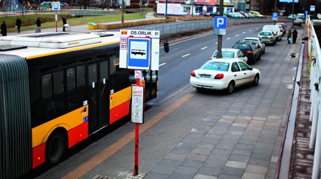 Żółte pasy nie zawsze rozciągają się na całej długości, na której obowiązuje zakaz postoju.