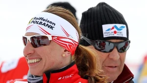 Justyna Kowalczyk (L) z trenerem Aleksandrem Wierietelnym (P) podczas treningu we włoskim Val di Fiemme