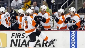 Jakub Voraczek świętuje z kolegami