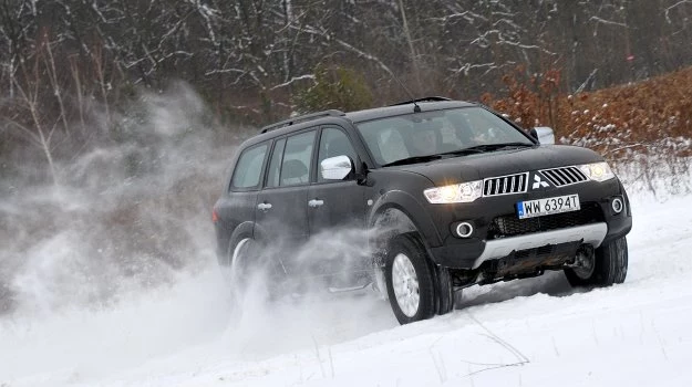 Mitsubishi Pajero Sport to klasyczna terenówka, oparta na ramie.