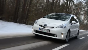 Prius+ prowadzi się pewnie, a jego zawieszenie dobrze wybiera nierówności.