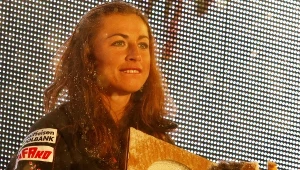 Justyna Kowalczyk podczas dekoracji sprinterek