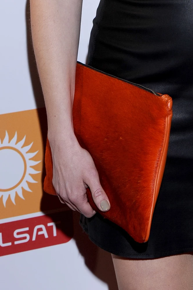Katarzyna Galicka wybrała czerwoną kopertówkę do czarnej, skórzanej sukienki Katarzyna Galicka wybrała czerwoną kopertówkę do czarnej, skórzanej sukienki