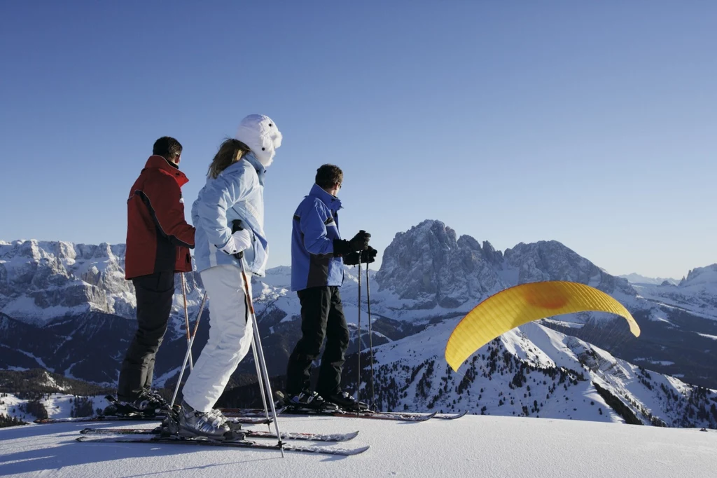 Wysiłek na nartach nagradzają niesamowite widoki: postrzępione szczyty Dolomitów przybierają w słońcu żółtą barwę… /fot. Südtirol Marketing