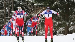 Na pierwszym planie Therese Johaug i Justyna Kowalczyk