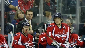 Aleksander Owieczkin (siedzi na bandzie)