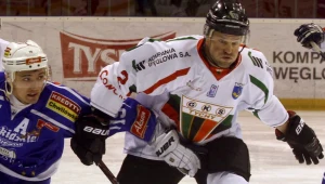 Hokeista GKS Tychy Jonathan Zion (P) w starciu z Wojciechem Stachurą (L) z Aksam Unii Oświęcim 