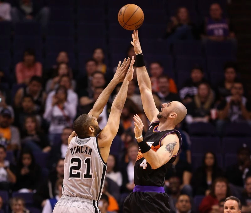 Marcin Gortat w walce o piłkę z Timem Duncanem z San Antonio Spurs
