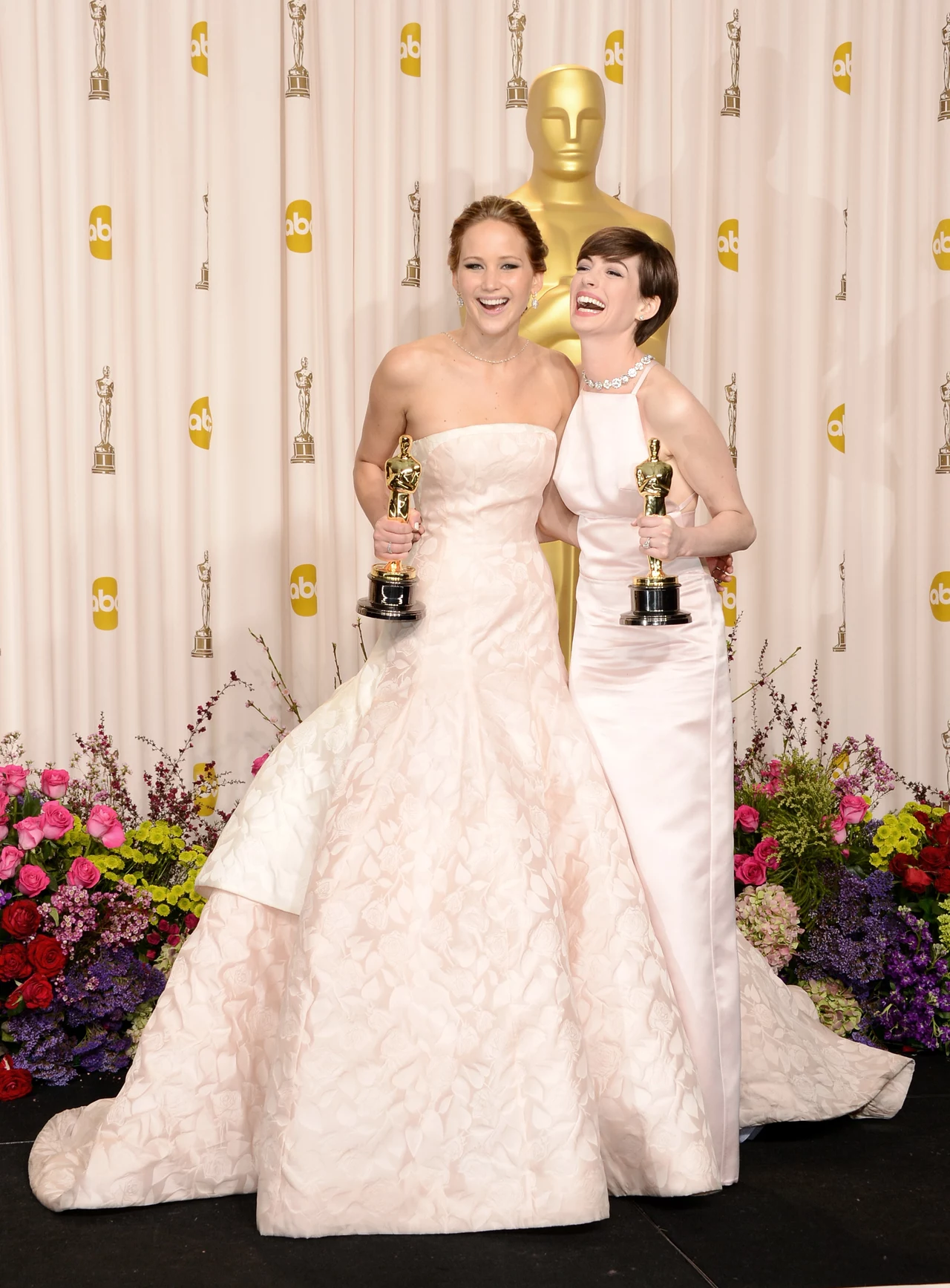 Jennifer Lawrence w sukni Dior Couture i Anne Hathaway w sukni od Prady Jennifer Lawrence w sukni Dior Couture i Anne Hathaway w sukni od Prady