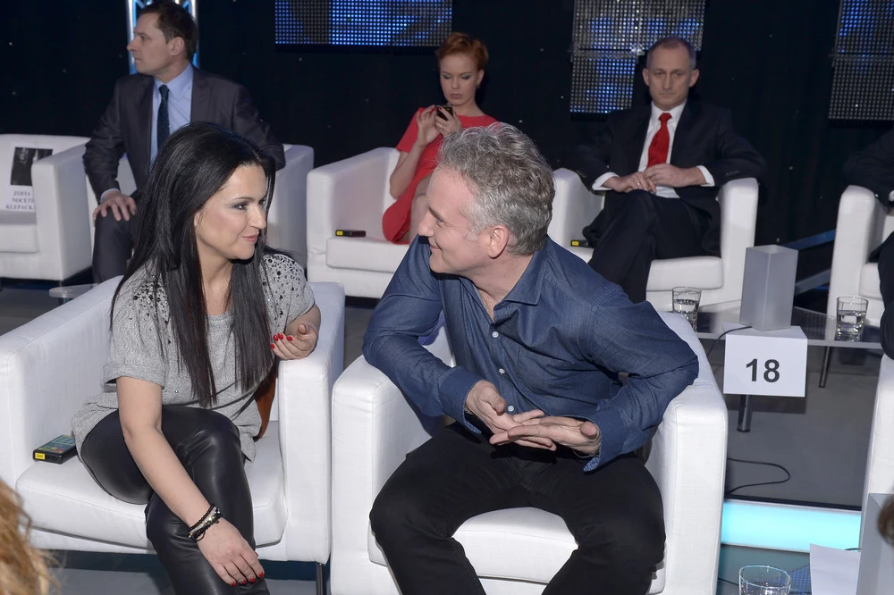 "Jarosław nie kryje się ze swoją wielką sympatią dla Beaty. Jest nią całkowicie oczarowany. Co prawda jest dżentelmenem w stosunku do wszystkich pań, ale żadnej koleżanki ze stacji nie traktuje z taką atencją. Spędzają ze sobą dużo czasu" - mówi jeden z pracowników Jedynki, podkreślając, iż "nie jest to zwykła przyjaźń".