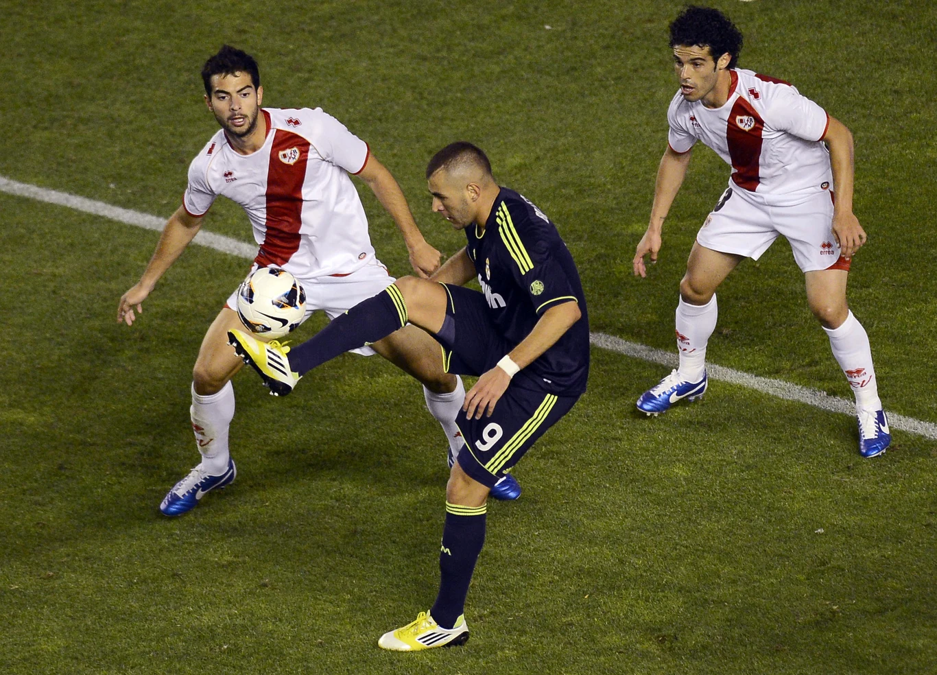Jordi Amat, piłkarz Rayo Vallecano (z lewej)