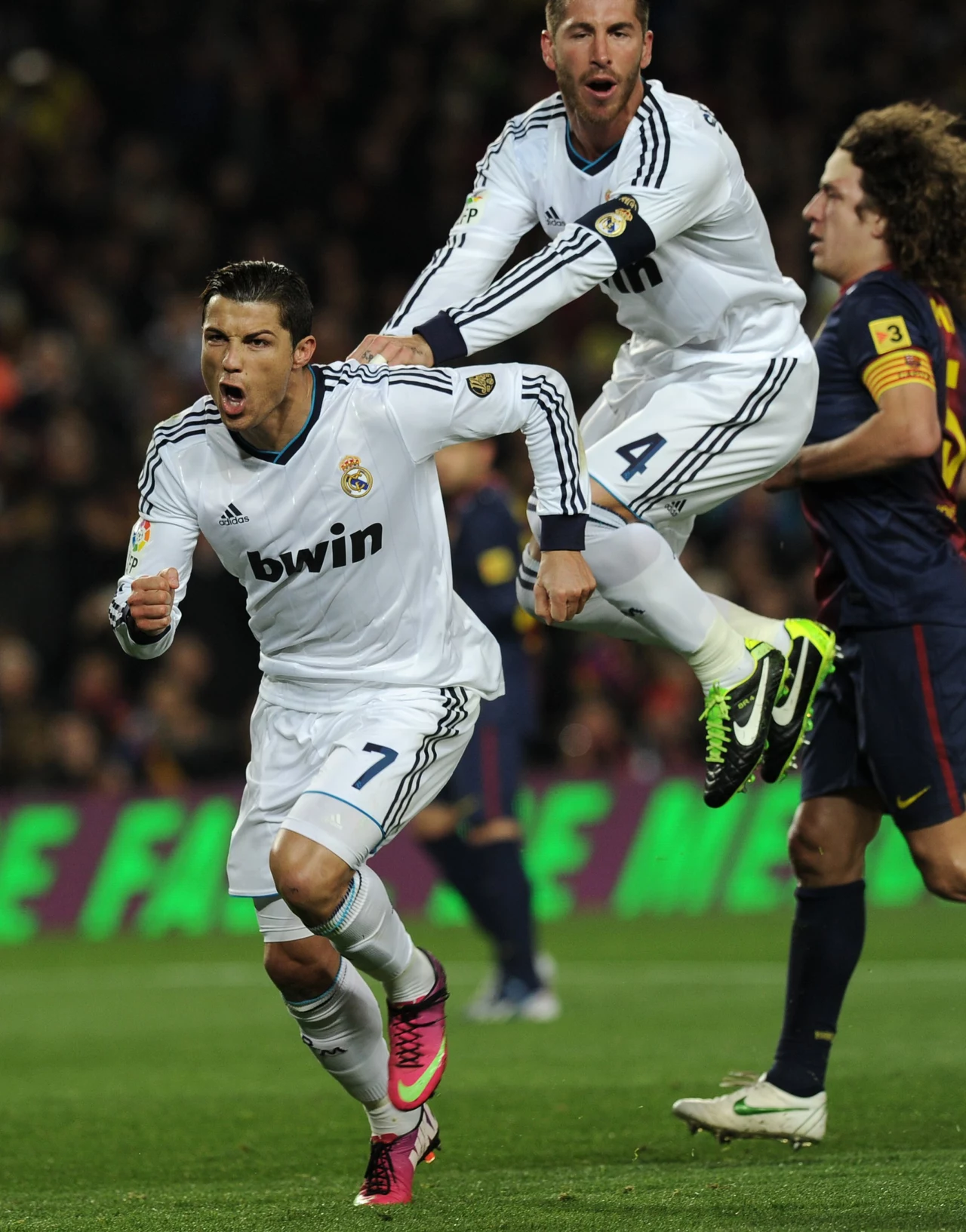 FC Barcelona przegrała 1-3 z Realem Madryt na Camp Nou. Gwiazdą spotkania był Cristiano Ronaldo. "Królewscy" awansowali do finału Pucharu Króla FC Barcelona przegrała 1-3 z Realem Madryt na Camp Nou. Gwiazdą spotkania był Cristiano Ronaldo. "Królewscy" awansowali do finału Pucharu Króla