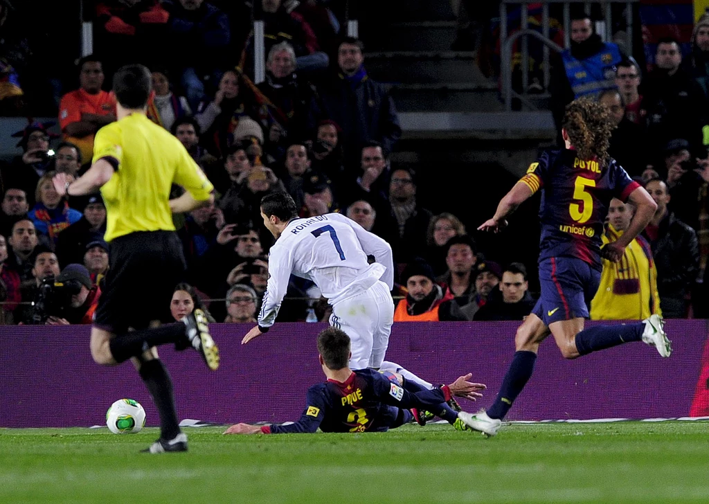 FC Barcelona przegrała 1-3 z Realem Madryt na Camp Nou. Gwiazdą spotkania był Cristiano Ronaldo. "Królewscy" awansowali do finału Pucharu Króla FC Barcelona przegrała 1-3 z Realem Madryt na Camp Nou. Gwiazdą spotkania był Cristiano Ronaldo. "Królewscy" awansowali do finału Pucharu Króla