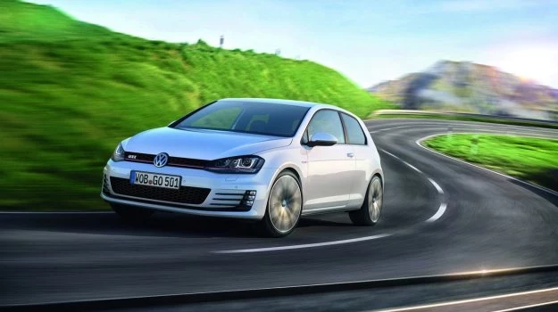 Nowy Volkswagen Golf GTI powstał na modułowej platformie MQB i waży o 42 kg mniej od poprzednika - 1351 kg (masa własna z kierowcą).