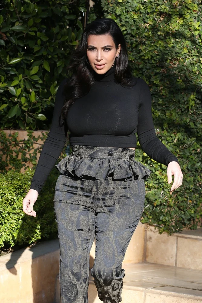 Zdecydowanie niekorzystnie w tych spodniach wygląda Kim Kardashian Zdecydowanie niekorzystnie w tych spodniach wygląda Kim Kardashian