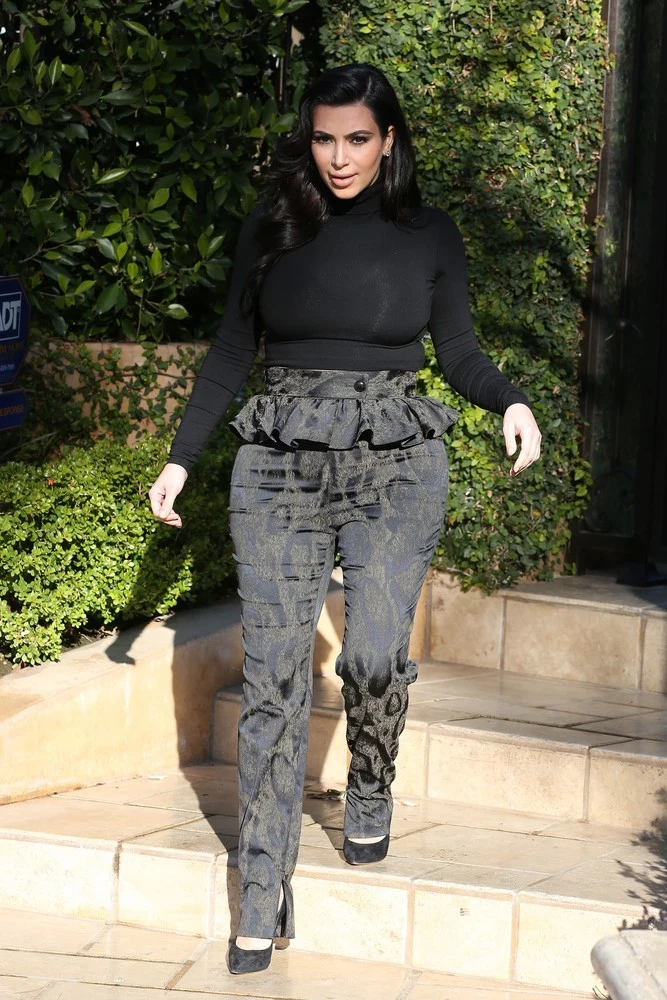 Zdecydowanie niekorzystnie w tych spodniach wygląda Kim Kardashian Zdecydowanie niekorzystnie w tych spodniach wygląda Kim Kardashian
