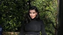 Zdecydowanie niekorzystnie w tych spodniach wygląda Kim Kardashian