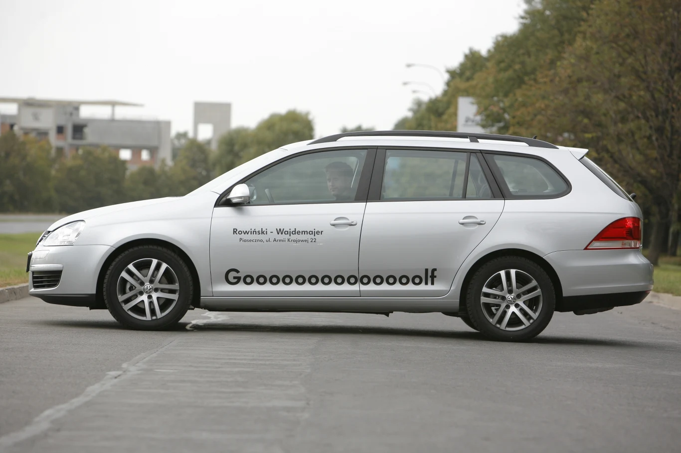 Kombi (Variant): Golf V kombi debiutował dopiero w 2007 roku. Ceny egzemplarzy używanych rozpoczynają się od około 26 tysięcy złotych.